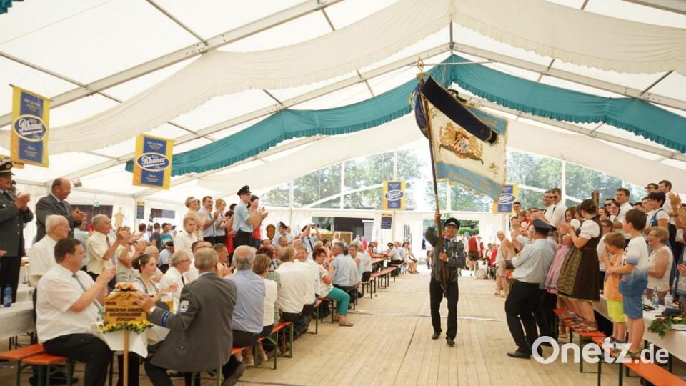 Fahnenträger Hubert Piehler war es vorbehalten als Letzter die Fahne der KRK Högling ins Festzelt zu tragen. Bild: nib