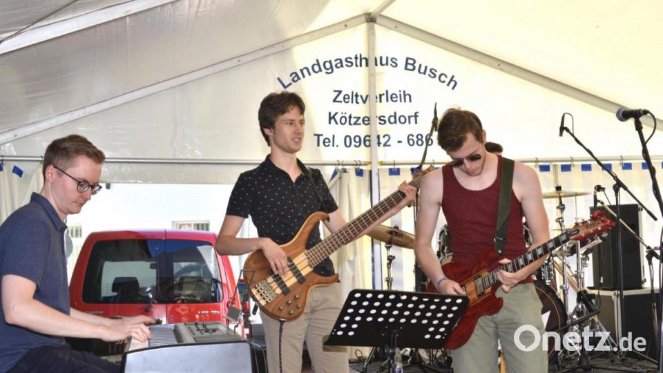 Auch am Sonntag feierten die Besucher bei bestem Wetter am Weidener Bürgerfest. Bild: Karin Wilck