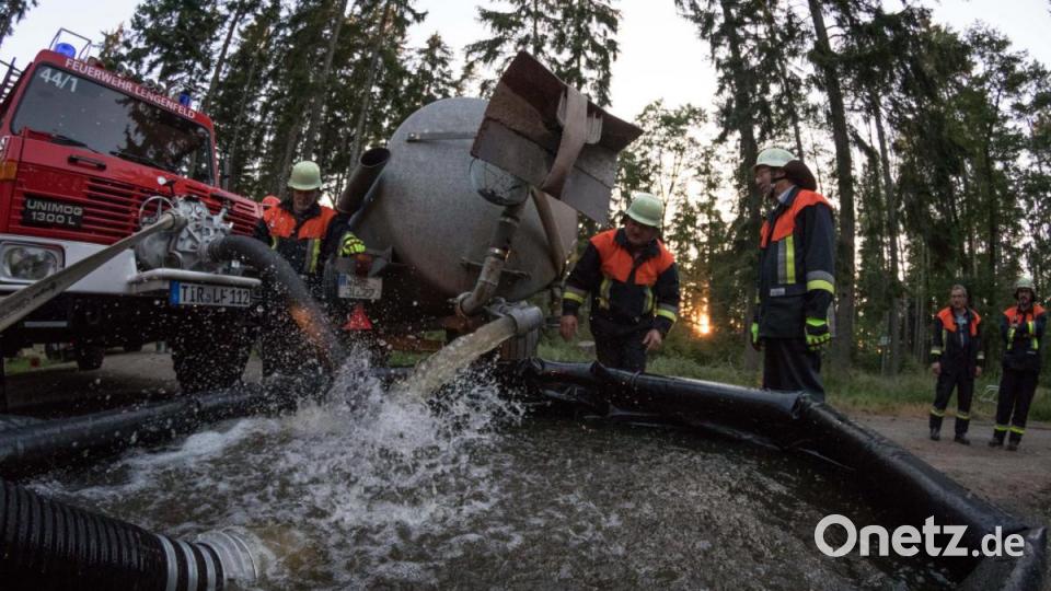 Während die Faltbehälter mit dem Güllefass gefüllt wurde, förderten die Pumpen bereits das Wasser zu den Einsatzkräften. Bild: dtr