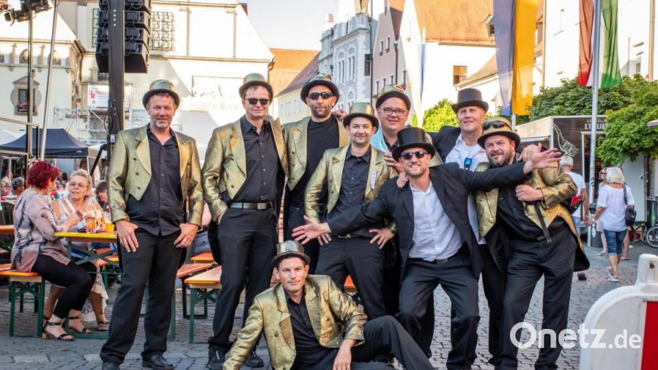 Die Herren mit Zylinder vom &quot;Z und Z-Club&quot; sind aus Oberfranken extra angereist. Bild: pml