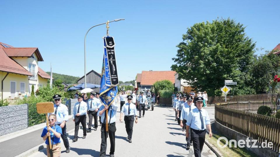 Der Patenverein aus Etsdorf war an beiden Tagen sehr präsent in Högling. Bild: nib