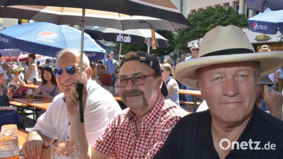 Auch am Sonntag feiern die Besucher bei bestem Wetter auf dem Weidener Bürgerfest. Bild: Karin Wilck