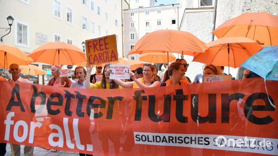 In Salzburg machten sich rund 50 Demonstranten für die Freilassung von in Italien festgenommenen deutschen Kapitänin des Rettungsschiffs «Sea-Watch 3», Carola Rackete, anlässlich eines offiziellen Besuches von Präsident Mattarella in Salzburg, stark. Bild: Barbara Gindl/APA/dpa