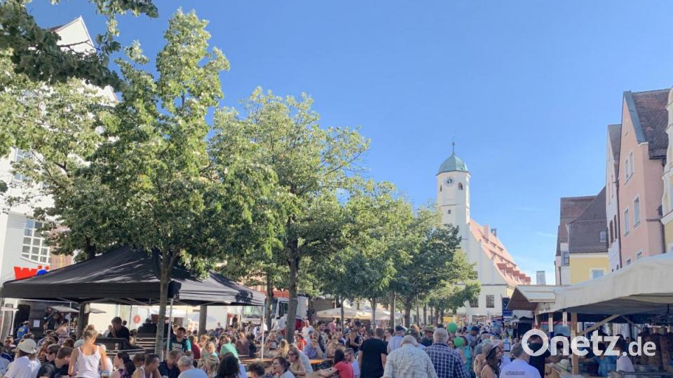 Auch am Sonntag feierten die Besucher bei bestem Wetter am Weidener Bürgerfest. Bild: Karin Wilck