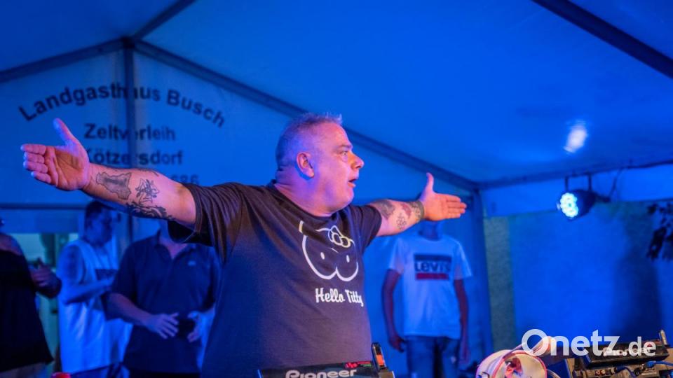 &quot;The FUNtastic 8&quot; - Die DJs am &quot;Weiden-am-See-Platz&quot; heizen den Tanzwilligen ordentlich ein. Bild: pml