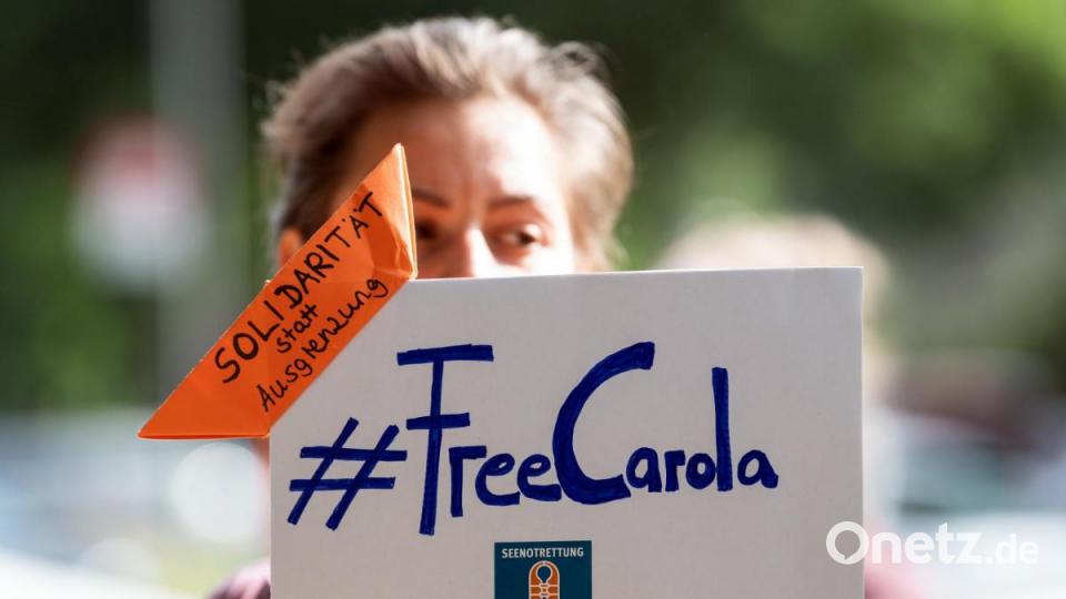 &quot;#FreeCarola&quot;. Bild: Federico Gambarini/dpa