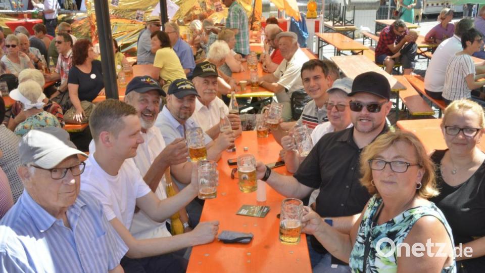 Auch am Sonntag feiern die Besucher bei bestem Wetter auf dem Weidener Bürgerfest. Bild: Karin Wilck