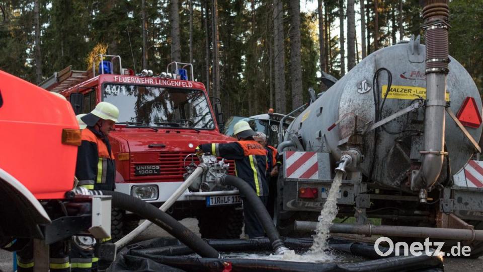 Während die Faltbehälter mit dem Güllefass gefüllt wurde, förderten die Pumpen bereits das Wasser zu den Einsatzkräften. Bild: dtr