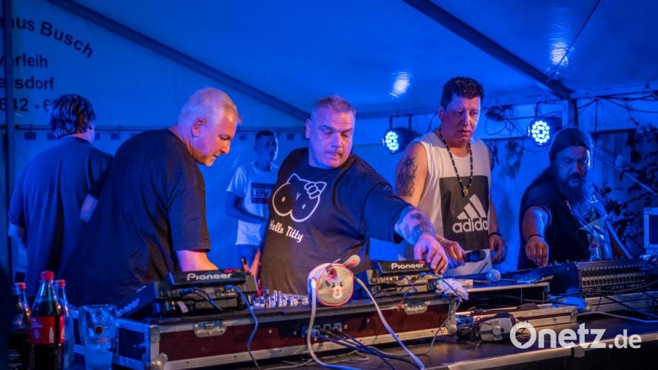 &quot;The FUNtastic 8&quot; - Die DJs am &quot;Weiden-am-See-Platz&quot; heizen den Tanzwilligen ordentlich ein. Bild: pml