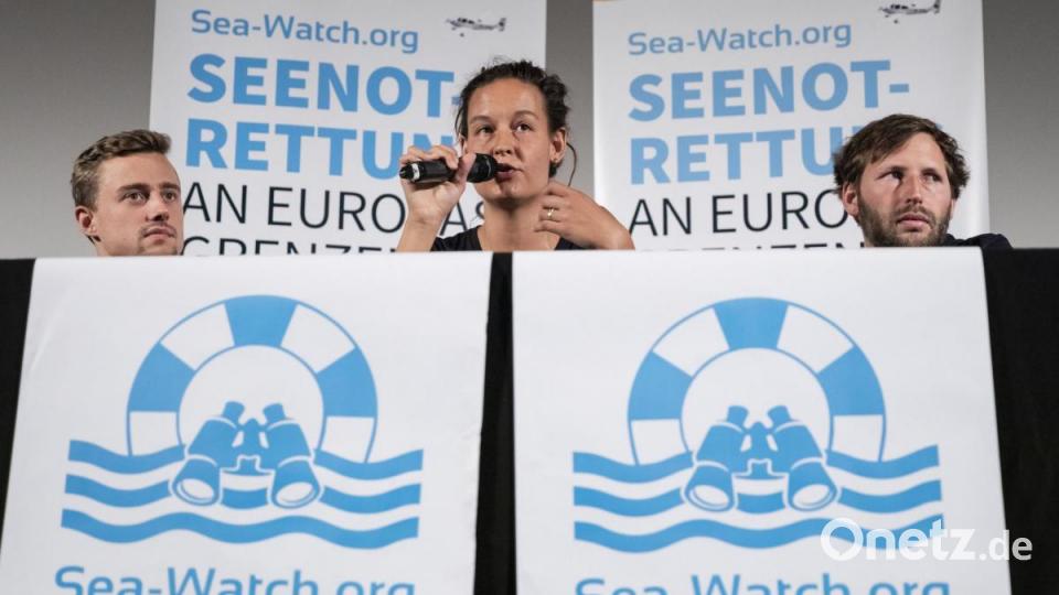 Chris Grodotzki (l-r), Schiffs-Medienkoordinator bei Sea-Watch, Marie Naaß, Leiterin politische Öffentlichkeitsarbeit bei Sea-Watch, und Ruben Neugebauer, Sprecher von Sea-Watch, nehmen an einer Pressekonferenz zur in Italien verhafteten Sea-Watch-Kapitänin C. Rackete teil. Bild: Christoph Soeder/dpa