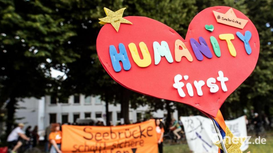 Nordrhein-Westfalen, Köln: &quot;Humanity first&quot; steht auf einem Schild. Bild: Federico Gambarini/dpa