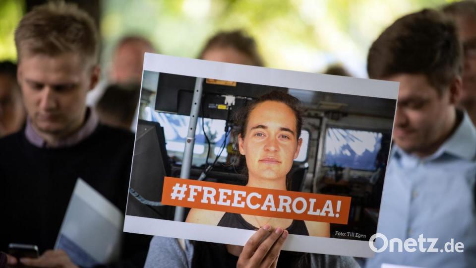 Nordrhein-Westfalen, Köln: Eine Demonstrantin hält ein Bild von der Sea-Watch-Kapitänin Carola Rackete mit der Aufschrift &quot;#FREECAROLA!&quot; in der Hand. Mit einer Mahnwache haben am Dienstag etwa 100 Menschen vor dem italienischen Generalkonsulat in Köln für die Freilassung von Sea-Watch-Kapitänin Carola Rackete demonstriert. Bild: Federico Gambarini/dpa