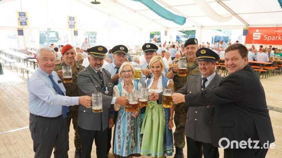 Beim Bieranstich am Samstag freuten sich Schirmherren, Paten- und Jubelverein sowie die Vertreterinnen der Brauerei auf zwei tolle Tage. Bild: nib
