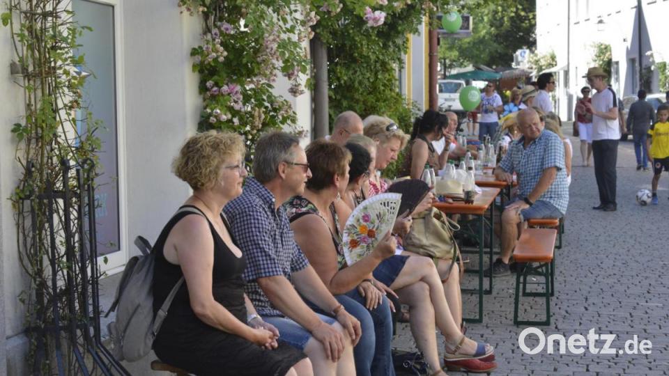 Auch am Sonntag feierten die Besucher bei bestem Wetter am Weidener Bürgerfest. Bild: Karin Wilck