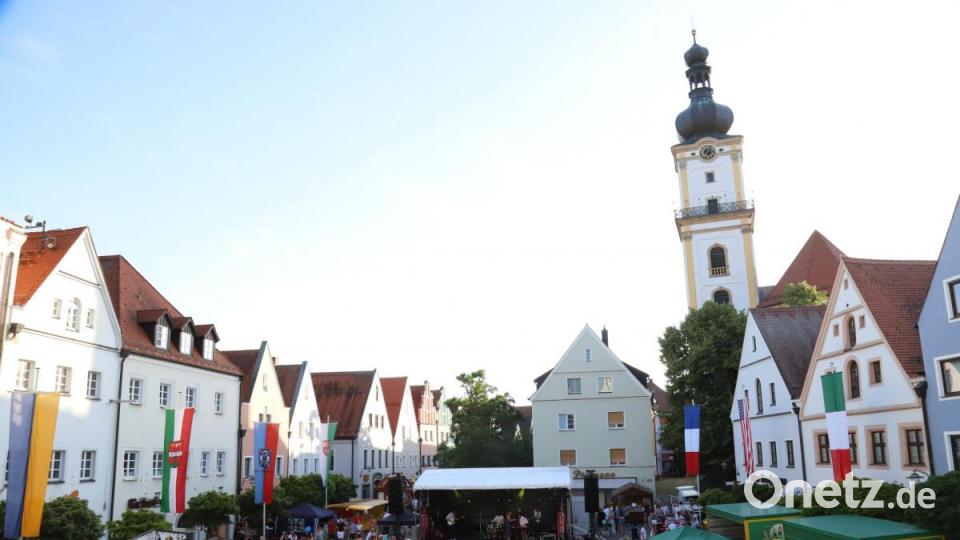 &quot;Pino Barone&quot; und die Wärme sorgen für einen italienischen Abend am Oberen Markt. Bild: za