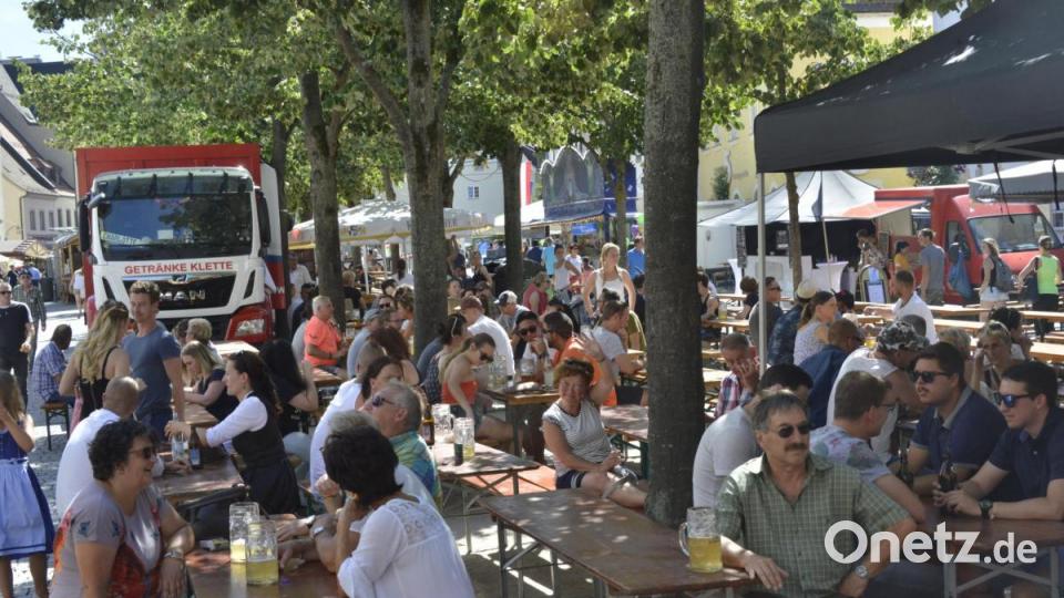 Auch am Sonntag feierten die Besucher bei bestem Wetter am Weidener Bürgerfest. Bild: Karin Wilck