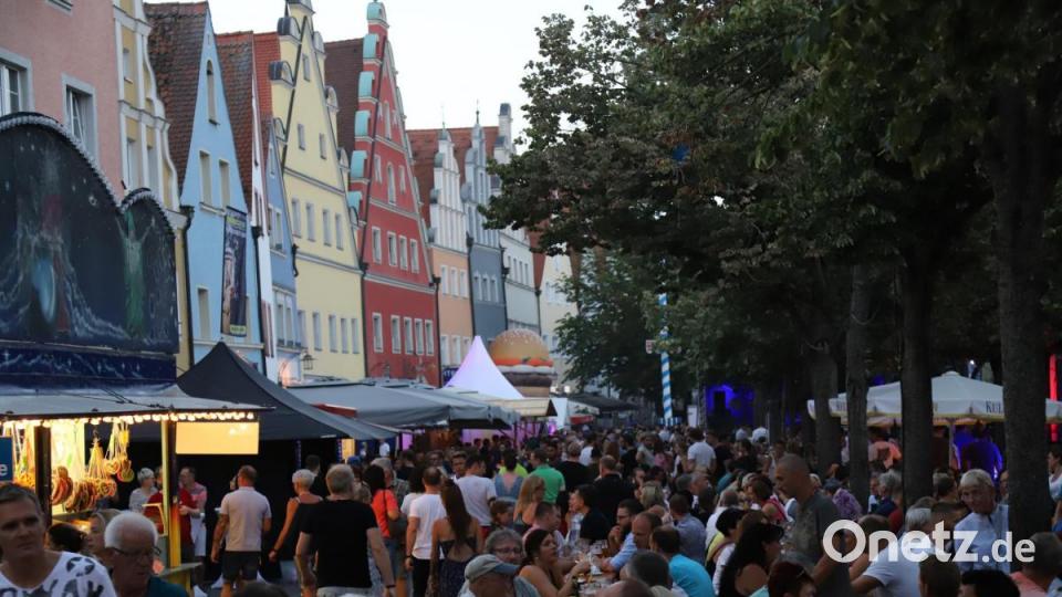 Dichtes Gedränge am Abend am Unteren Markt. Bild: za