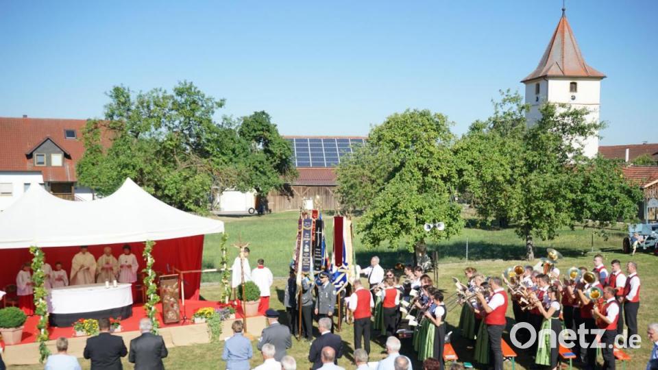 Zum Festgottesdienst im Pfarrgarten waren viele Vereine mit ihren Fahnenabordnungen vertreten Bild: nib