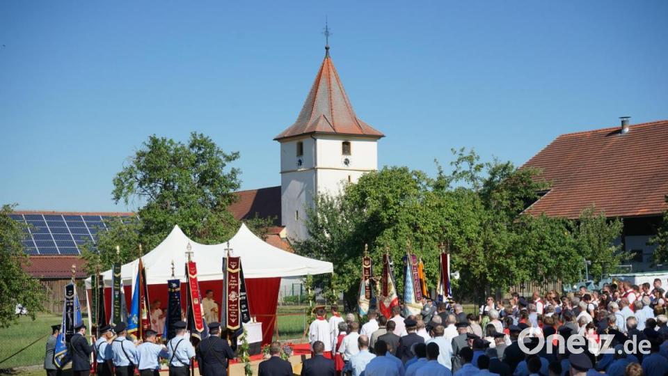 2 Tage feierte Högling seinen Krieger- und Reservistenverein

Zum Festgottesdienst im Pfarrgarten waren viele Vereine mit ihren Fahnenabordnungen vertreten Bild: nib