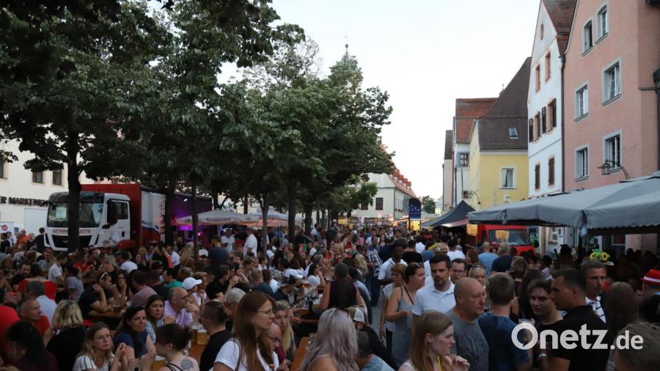 Dichtes Gedränge am Abend am Unteren Markt. Bild: za