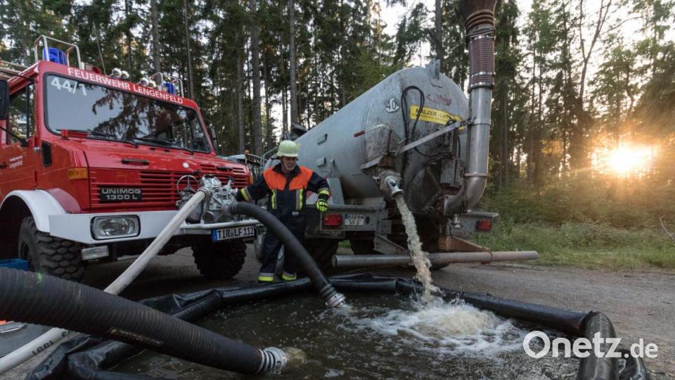 Während die Faltbehälter mit dem Güllefass gefüllt wurde, förderten die Pumpen bereits das Wasser zu den Einsatzkräften. Bild: dtr