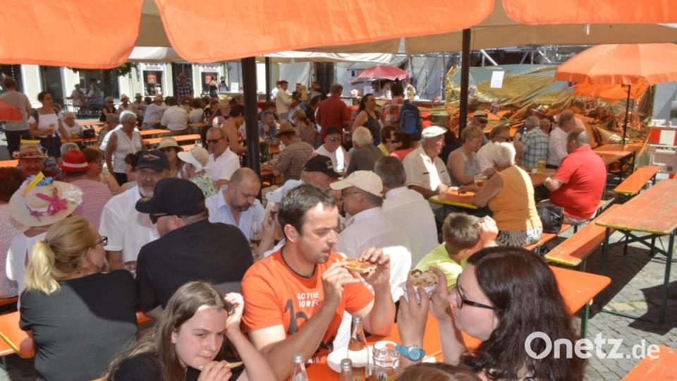 Auch am Sonntag feiern die Besucher bei bestem Wetter auf dem Weidener Bürgerfest. Bild: Karin Wilck