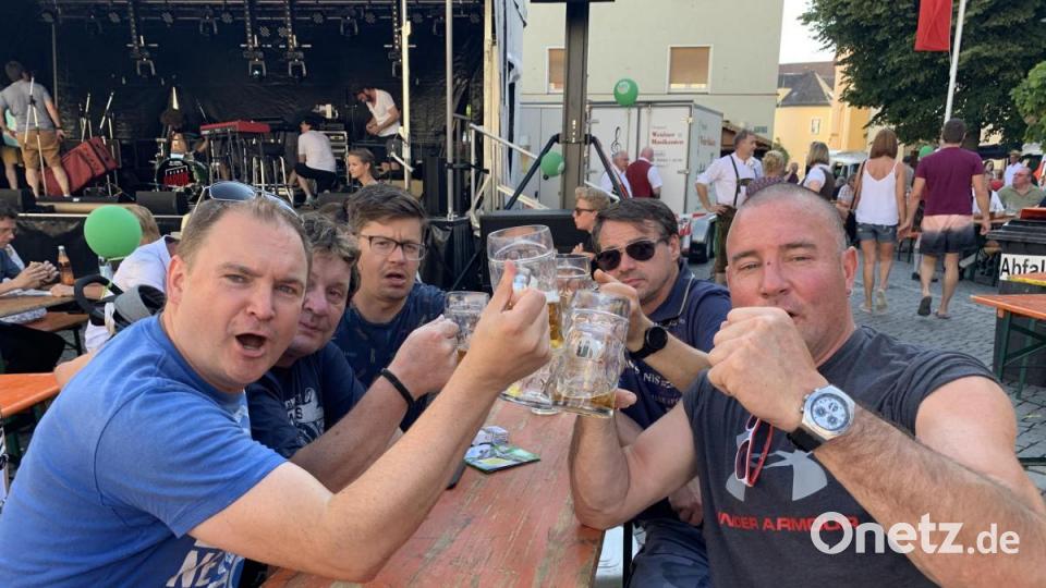 Auch am Sonntag feierten die Besucher bei bestem Wetter am Weidener Bürgerfest. Bild: Karin Wilck