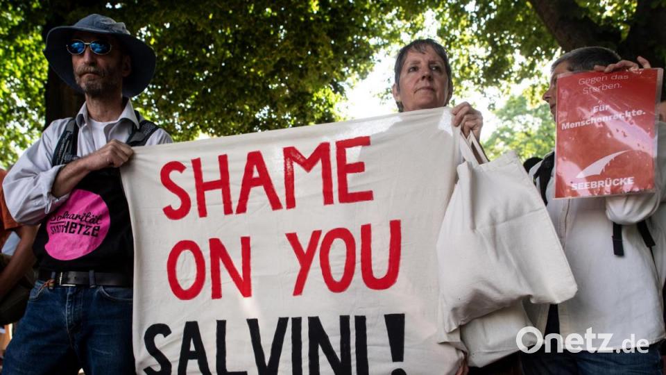 Nordrhein-Westfalen, Köln: Demonstranten halten ein Banner mit der Aufschrift &quot;SHAME ON YOU SALVINI!&quot;. Bild: Federico Gambarini/dpa