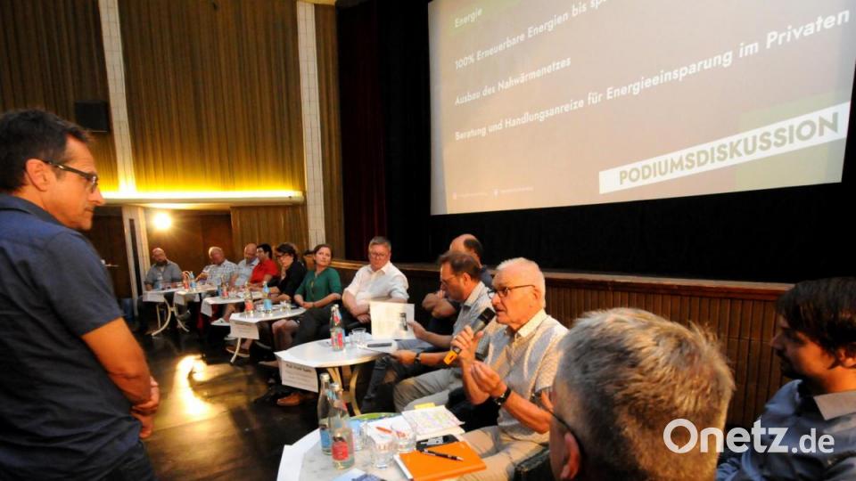 Rund 100 Bürger kamen zur Podiumsdiskussion in das Amberger Ring-Theater, um den Aktivisten, Politikern und Experten beim Gespräch zu lauschen. Bild: Stephan Huber