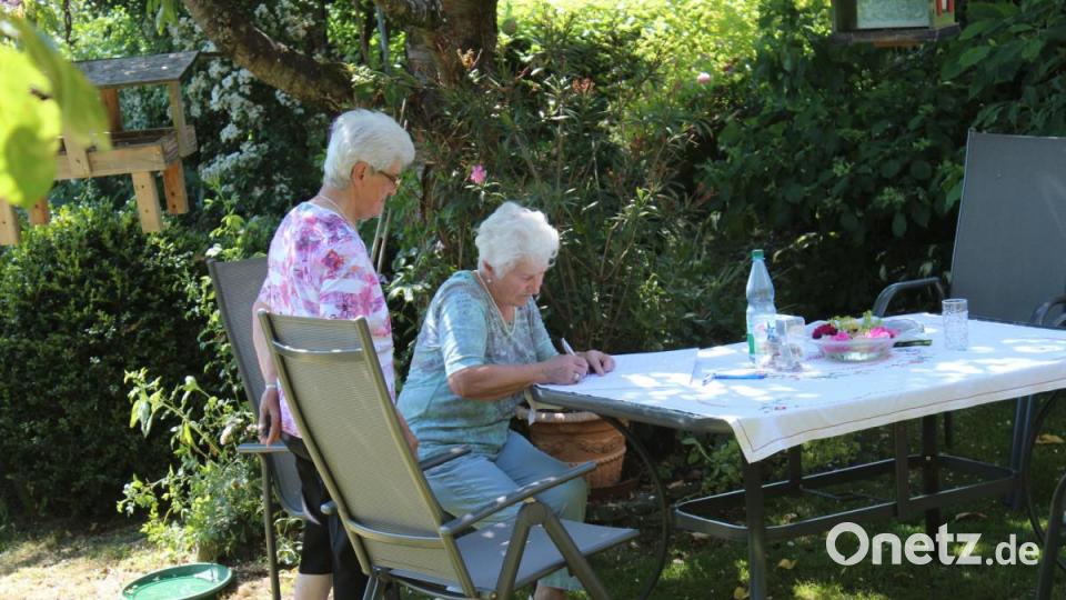 Eifrig tragen sich die Besucher in das Gästebuch ein. Bild: Susanne Forster