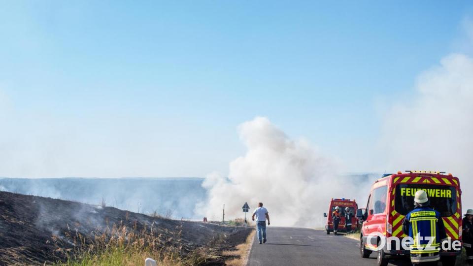Bei Kohlberg gerät ein Getreidefeld bei Drescharbeiten in Brand. Die Feuerwehren aus Kohlberg, Hannersgrün, Schnaittenbach und Hirschau müssen anrücken um ein Übergreifen auf benachbarte Felder und die Staatsstraße 2238 zu verhindern. Symbolbild: pml