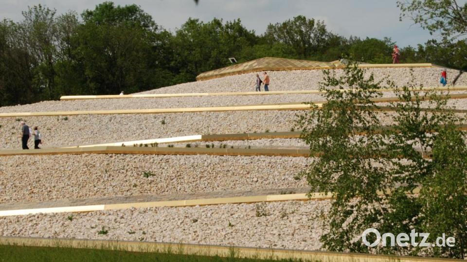 Serpentinen-Anstieg zur "Bergrose", einer ehemaligen Deponie. Man kommt aber auch über eine Treppe bis fast zum Gipfel. Bild: Portner