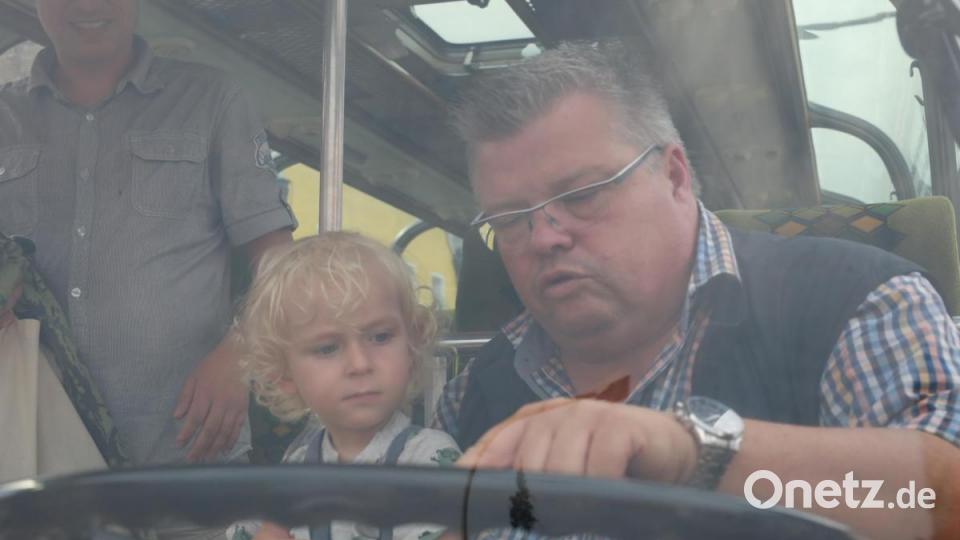 Oldtimer-Busrundfahrten waren die Attraktion. Bild: njn