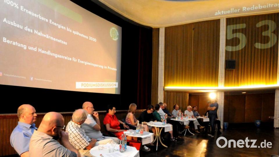 Rund 100 Bürger kamen zur Podiumsdiskussion in das Amberger Ring-Theater, um den Aktivisten, Politikern und Experten beim Gespräch zu lauschen. Bild: Stephan Huber