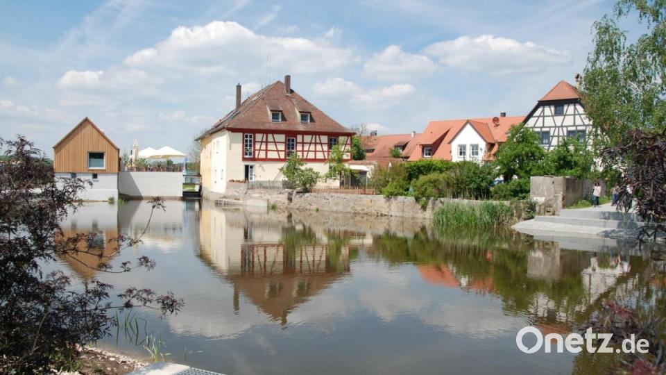 Die Maßnahmen für den Hochwasserschutz brachten einen begehbaren Deich. Das Sägewerk am Mühlenweiher wurde saniert. Bild: Portner