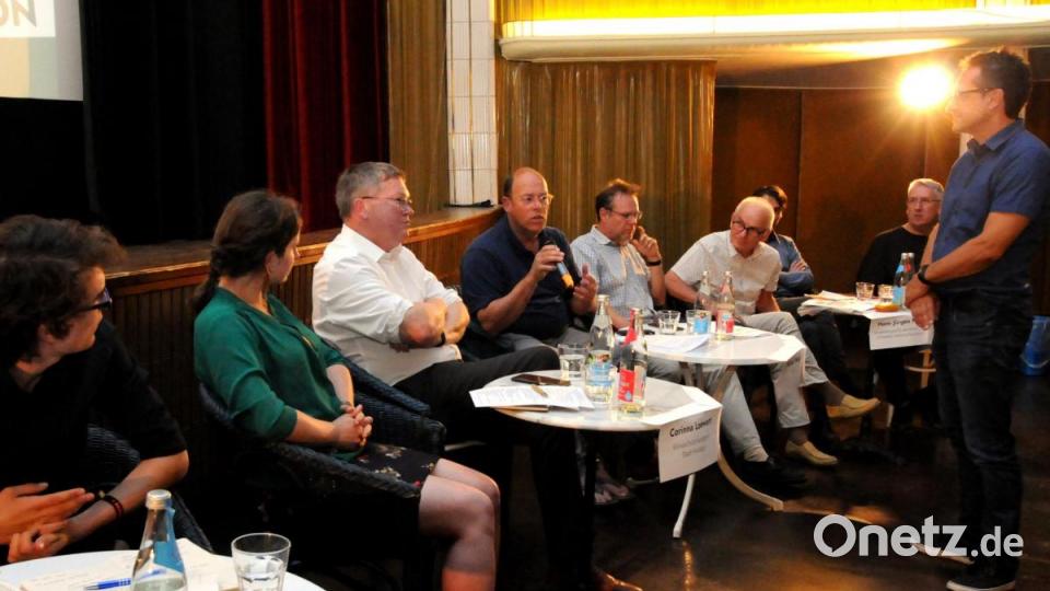 Rund 100 Bürger kamen zur Podiumsdiskussion in das Amberger Ring-Theater, um den Aktivisten, Politikern und Experten beim Gespräch zu lauschen. Bild: Stephan Huber