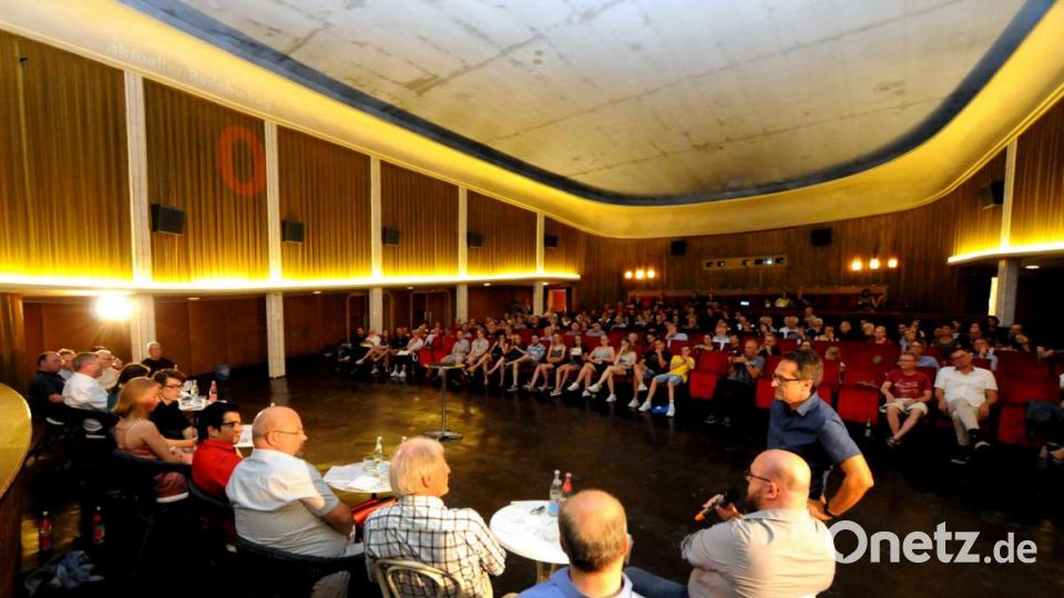 Rund 100 Bürger kamen zur Podiumsdiskussion in das Amberger Ring-Theater, um den Aktivisten, Politikern und Experten beim Gespräch zu lauschen. Bild: Stephan Huber