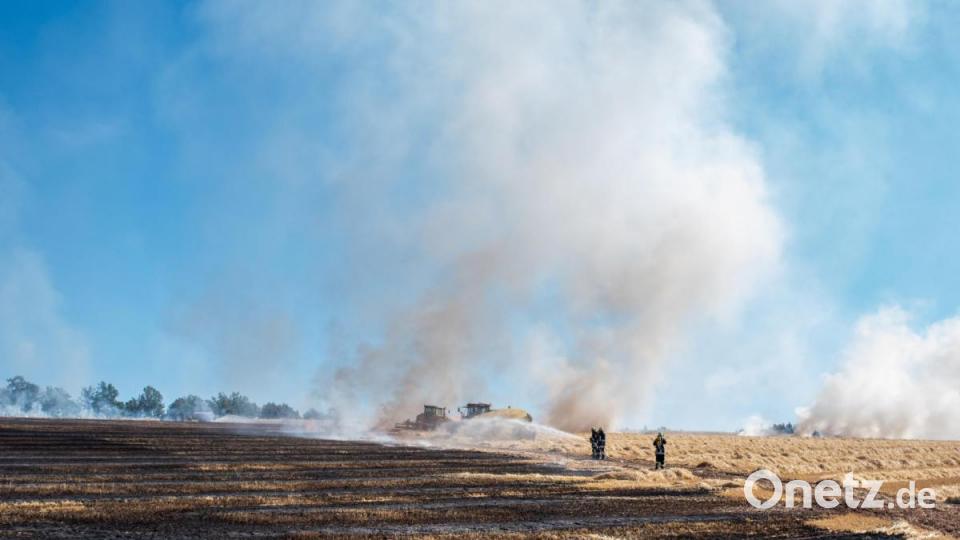 Bei Kohlberg gerät ein Getreidefeld bei Drescharbeiten in Brand. Die Feuerwehren aus Kohlberg, Hannersgrün, Schnaittenbach und Hirschau müssen anrücken um ein Übergreifen auf benachbarte Felder und die Staatsstraße 2238 zu verhindern. Bild: pml