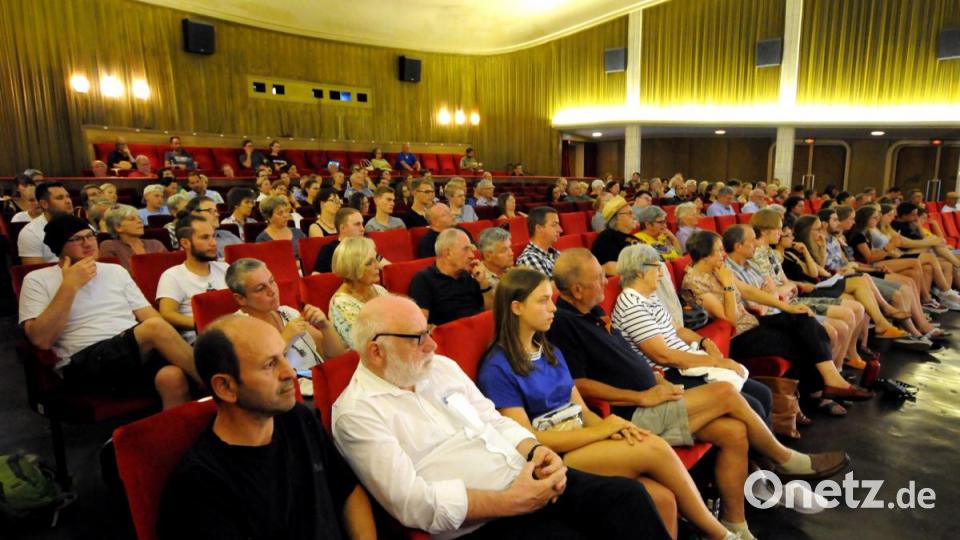 Rund 100 Bürger kamen zur Podiumsdiskussion in das Amberger Ring-Theater, um den Aktivisten, Politikern und Experten beim Gespräch zu lauschen. Bild: Stephan Huber