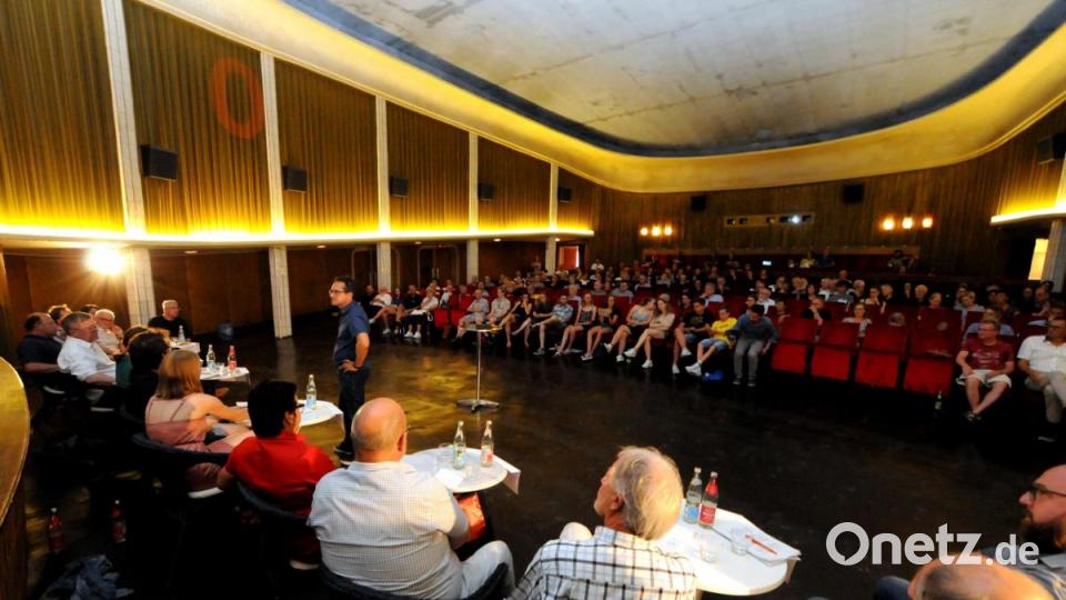 Rund 100 Bürger kamen zur Podiumsdiskussion in das Amberger Ring-Theater, um den Aktivisten, Politikern und Experten beim Gespräch zu lauschen. Bild: Stephan Huber
