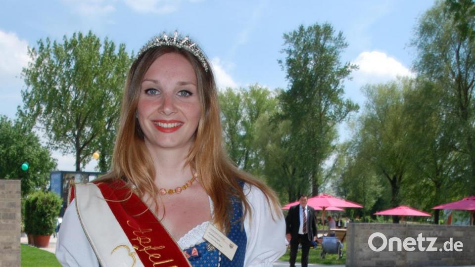 Apfelkönigin Anna-Maria spaziert durchs Gelände. Sie präsentiert die Fränkische Mostregion. Bild: Portner