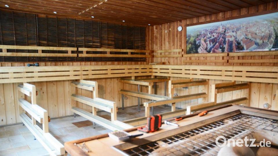 Fast wie neu: In den Saunen wird das Holz abgeschliffen. Bild: Gabi Schönberger