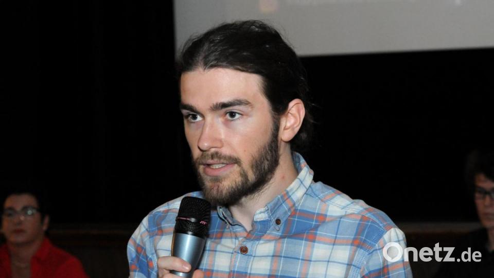 Rund 100 Bürger kamen zur Podiumsdiskussion in das Amberger Ring-Theater, um den Aktivisten, Politikern und Experten beim Gespräch zu lauschen. Bild: Stephan Huber