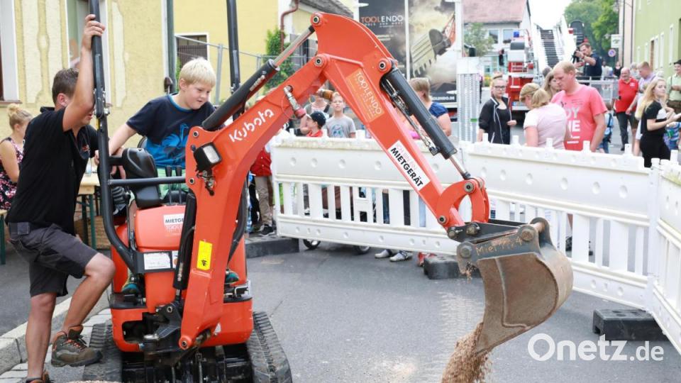 Bei der &quot;Arbeit&quot; mit dem Minibagger. Bild: njn