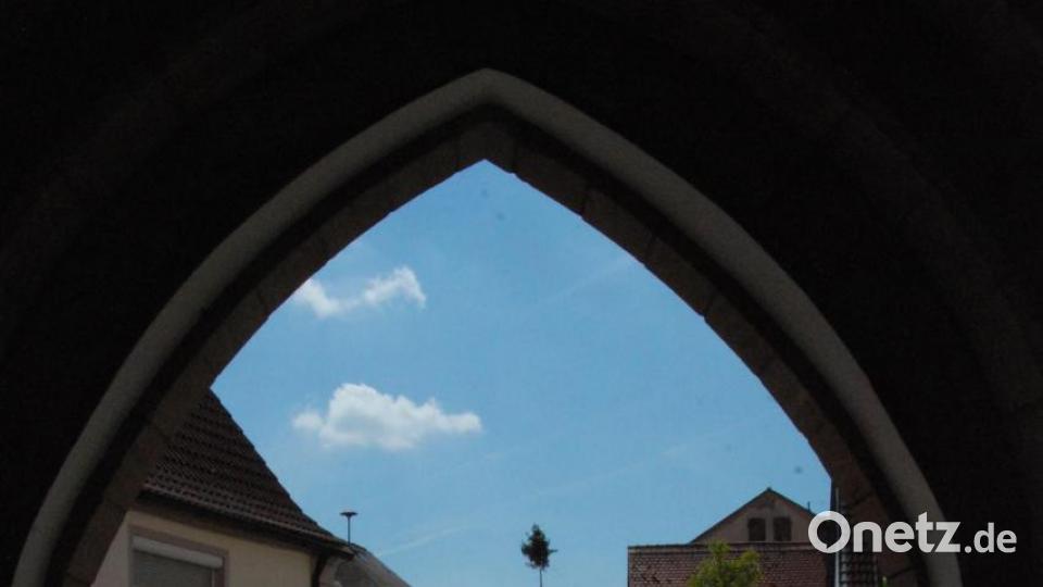 Der Weg durch die Altstadt ist mit rosa Punkten oder goldenen Nuggets markiert. Bild: Portner