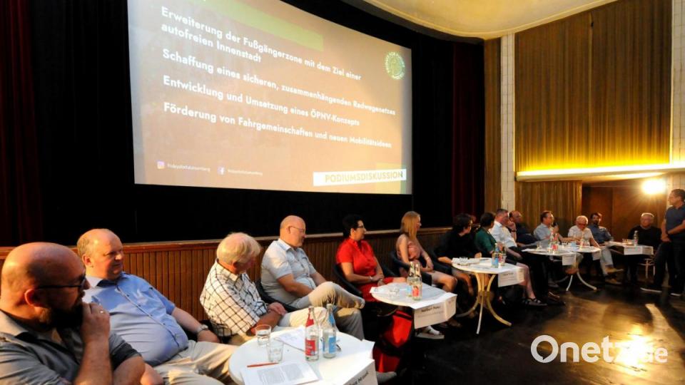 Rund 100 Bürger kamen zur Podiumsdiskussion in das Amberger Ring-Theater, um den Aktivisten, Politikern und Experten beim Gespräch zu lauschen. Bild: Stephan Huber