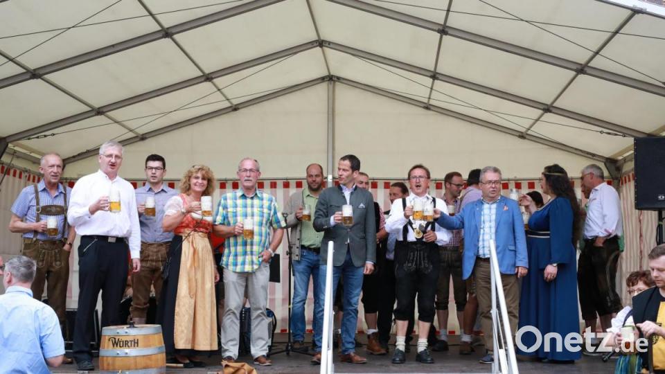 Die Stadträte und der Bürgerfestausschuss sowie Bundestagsabgeordneter Albert Rupprecht und Bezirksrat Toni Dutz (links und rechts von Bürgermeister Hans Donko beim Treppenaufgang) Bild: njn