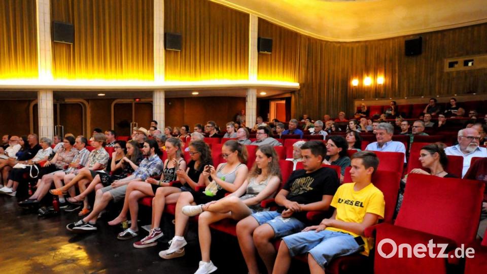 Rund 100 Bürger kamen zur Podiumsdiskussion in das Amberger Ring-Theater, um den Aktivisten, Politikern und Experten beim Gespräch zu lauschen. Bild: Stephan Huber