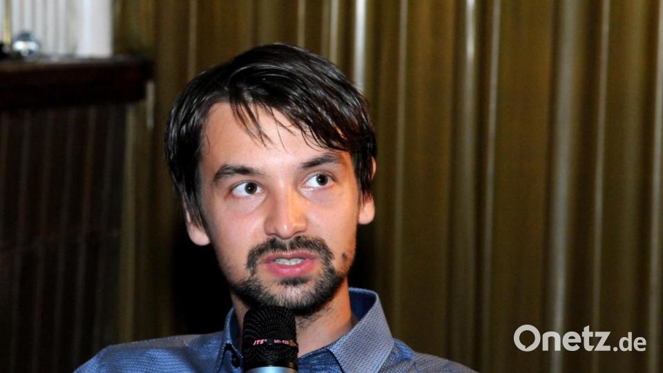 Rund 100 Bürger kamen zur Podiumsdiskussion in das Amberger Ring-Theater, um den Aktivisten, Politikern und Experten beim Gespräch zu lauschen. Bild: Stephan Huber