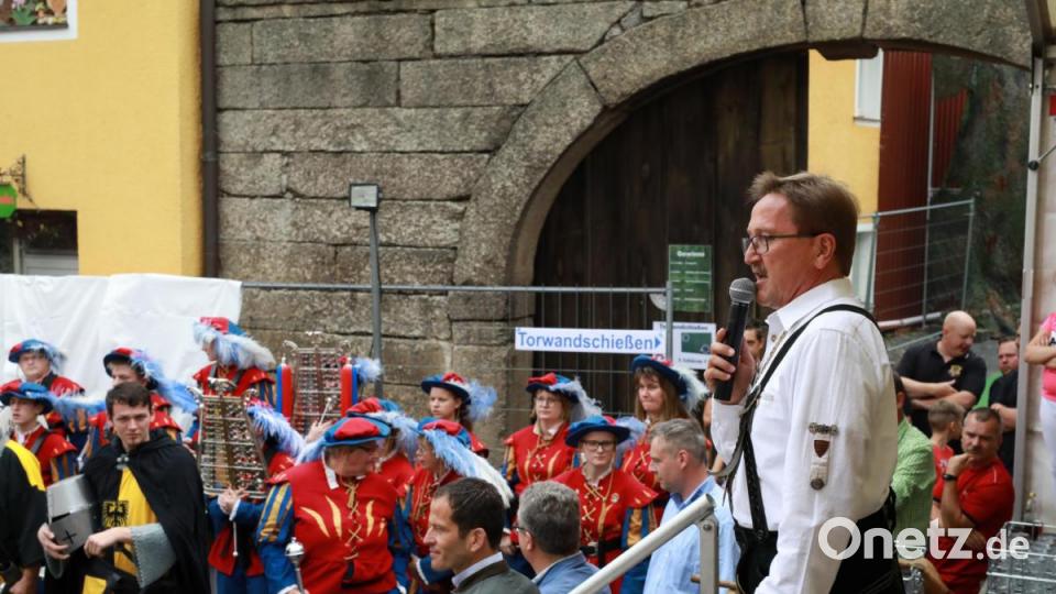 Bürgermeister Hans Donko bei seiner Begrüßung. Bild: njn